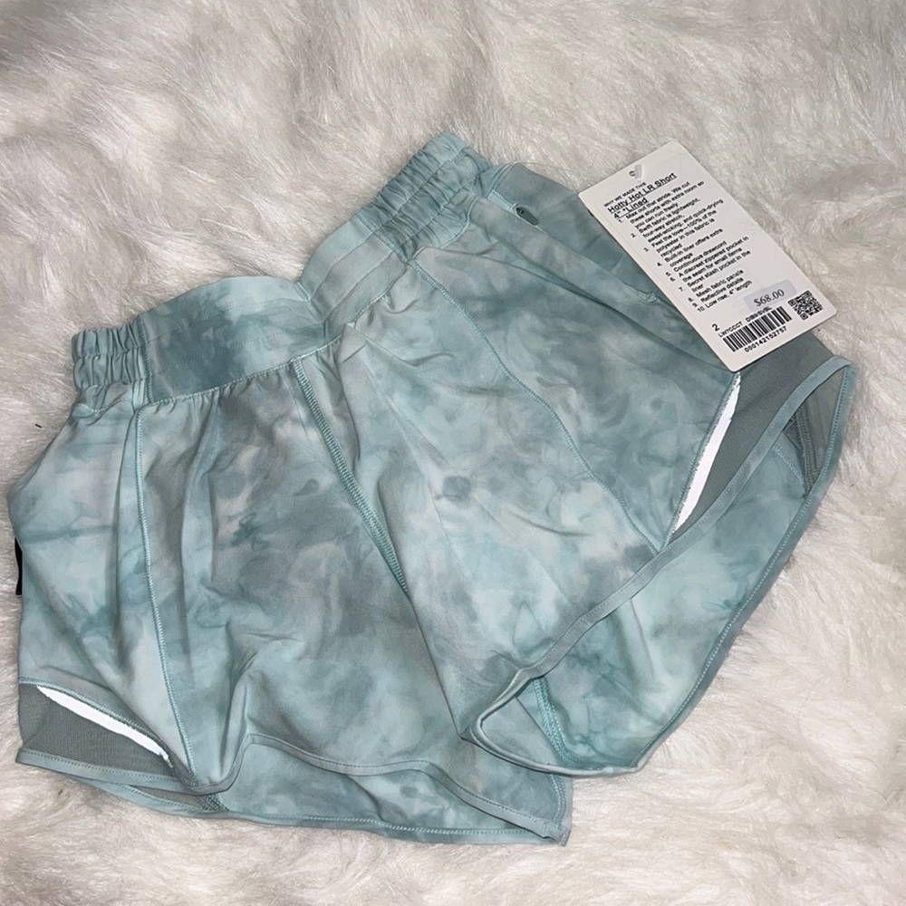 Lululemon Hotty Hot LR short 4” lined